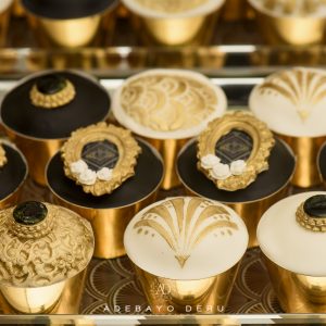 Gold-black-cupcakes-dessert-table-gatsby