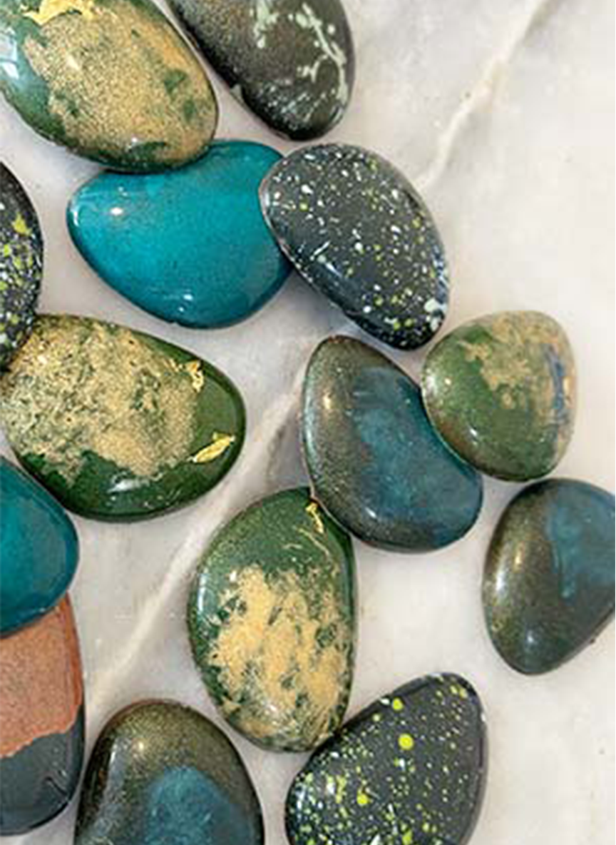 Painted-chocolate-pebbles Painted chocolates